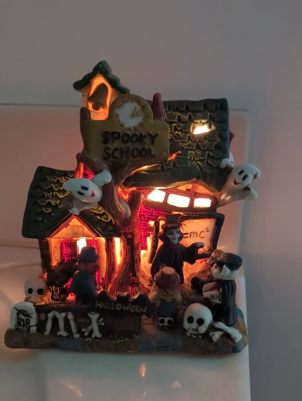 2001 Spooky Hollow Spooky School Lighted House